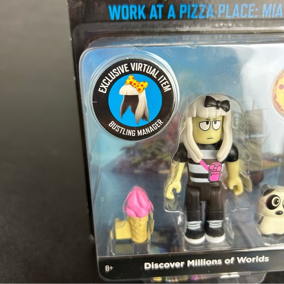 Roblox Work At A Pizza Place Mia Figure with Exclusive Virtual Item - Picture 6 of 12